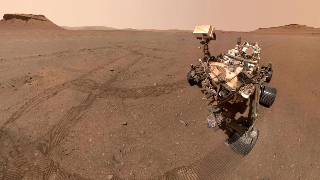 rover perseverance en marte casco roca