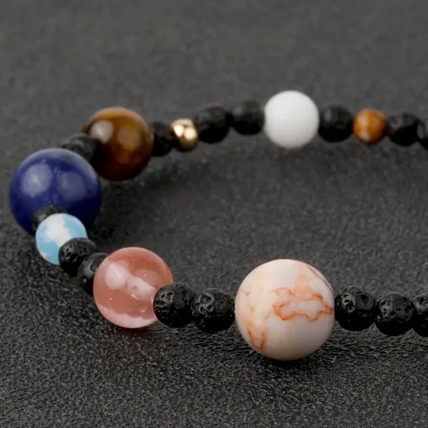Pulsera de piedras que representan a cada uno de los planetas del sistema solar, desde Mercurio hasta Urano