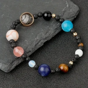 Pulsera de piedras que representan a cada uno de los planetas del sistema solar, desde Mercurio hasta Urano