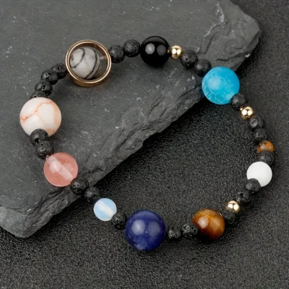 Pulsera de piedras que representan a cada uno de los planetas del sistema solar, desde Mercurio hasta Urano