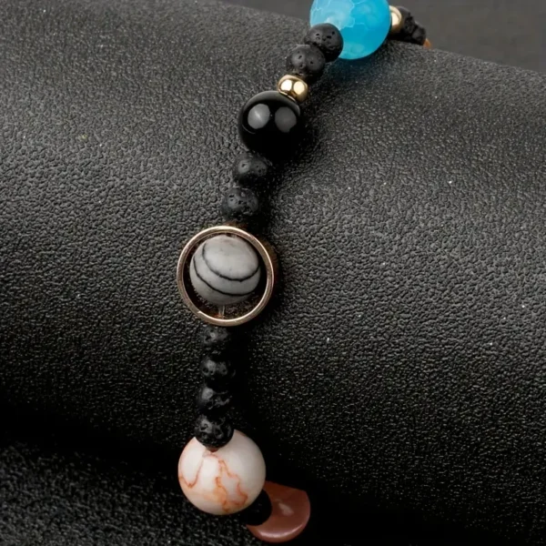 Pulsera de piedras que representan a cada uno de los planetas del sistema solar, desde Mercurio hasta Urano